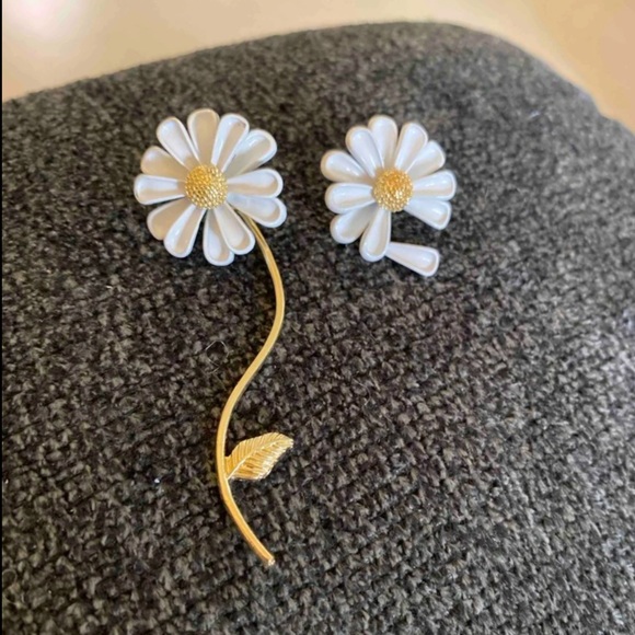 Daisy Bloom Mismatched Drop Stud Earrings - Picture 6 of 16